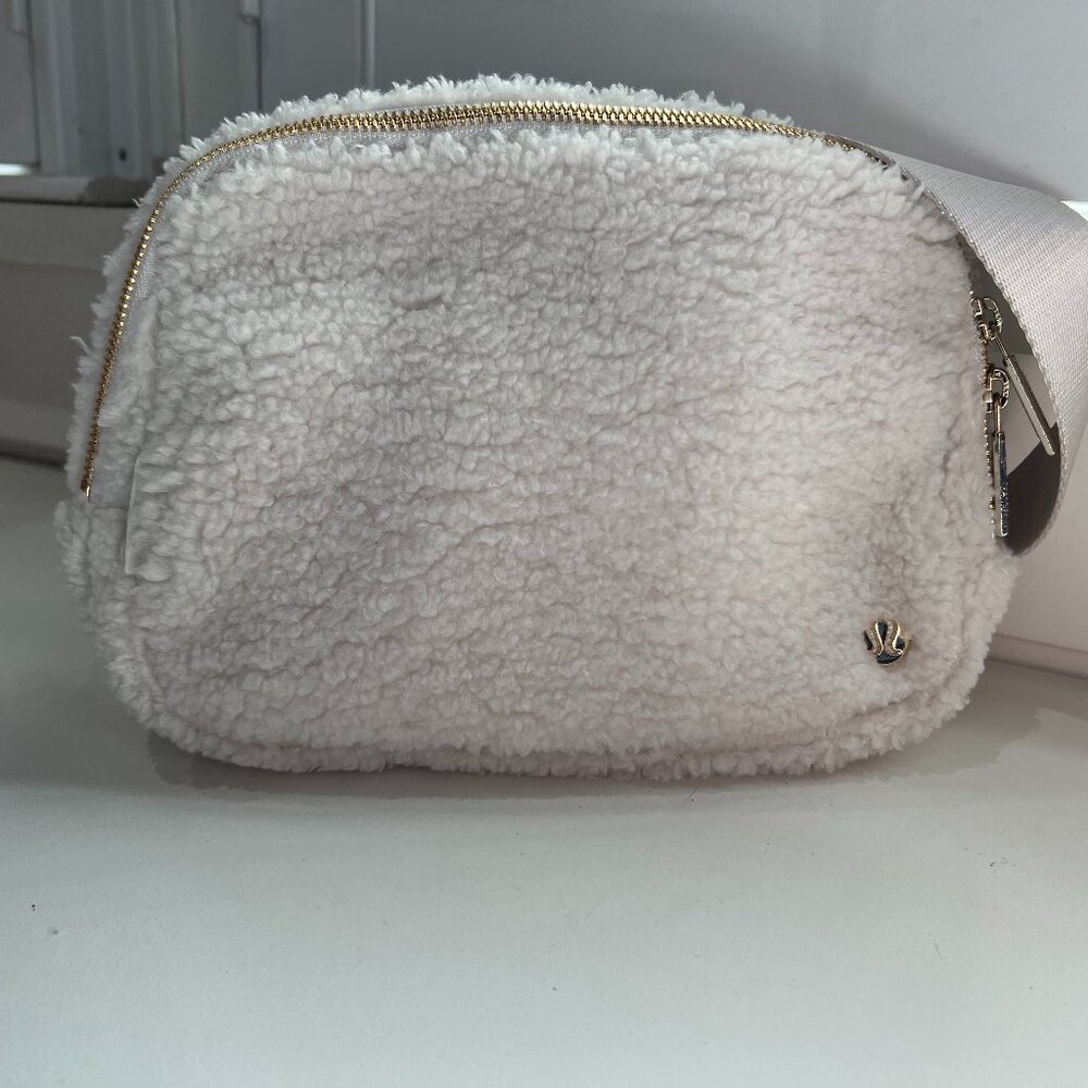 Lululemon Everywhere Fleece Sherpa Belt Bag LARGE 2L White